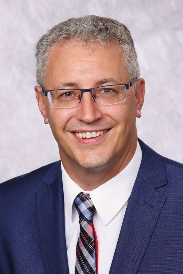 Joachim Zipp, Global Market Segment Manager Food and Pharma, Process Instrumentation, Wika: Hygienic Design kann durchaus die eigentliche Funktion eines Equipments, zum Beispiel eines Messgeräts, beeinträchtigen. Es muss daher im Zweifelsfall über die geltenden Standards hinaus gestaltet werden, um alle Prozessanforderungen unter einen Hut zu bringen: gute Reinigbarkeit, Schutz des Produkts, optimale Geräteperformance. Wika hat einen solchen Schritt zum Beispiel mit den Widerstandsthermometern zum Orbital-Einschweißen vollzogen. Anschluss, Schutzrohr und Sensorik bilden bei dieser Konstruktion eine homogene Einheit im Hygienic Design und sind aufeinander abgestimmt. Das patentierte Design ermöglicht einen hygienegerechten und dichtungsfreien Einbau in den Prozess. Sowohl Reinigbarkeit als auch Messperformance (Genauigkeit und Ansprechzeit) sind optimiert.