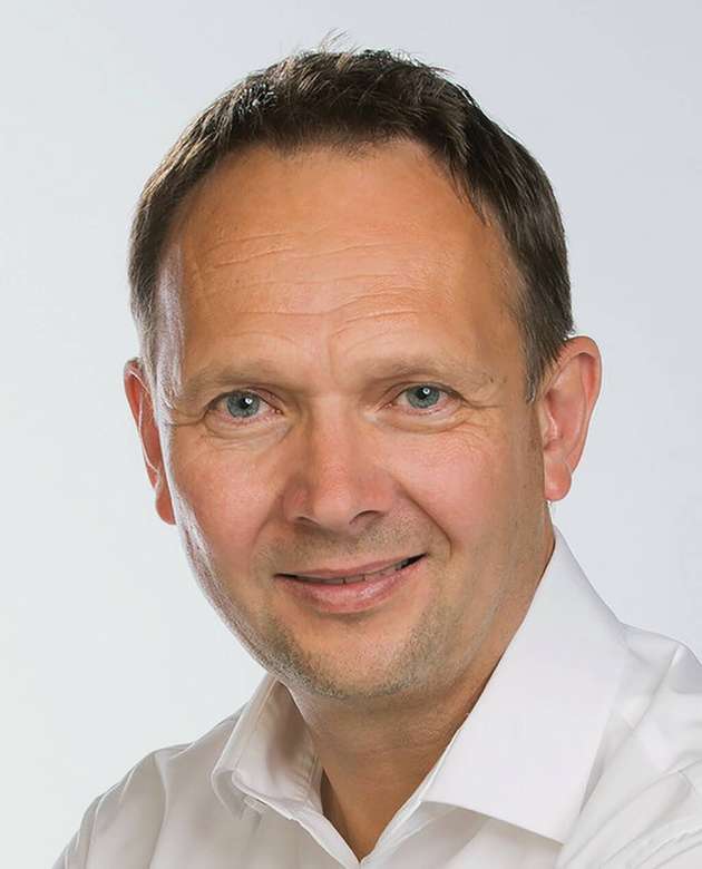 Henning Falck, Leiter Geschäftsbereich Trocknungs- und Partikeltechnologien, Neuhaus Neotec: Beim Hygienic Design muss sowohl Augenmerk auf die feststoffberührenden, als auch auf die flüssigkeitsberührten Teile gelegt werden. Gerade im flüssigkeitsberührten Bereich können sich sehr leicht mikrobiologische Keime ansiedeln. Dies sollte unbedingt vermieden werden. Grundsätzlich gilt, dass eine totraumarme Konstruktion erfolgt, damit sich keine Feuchtigkeitsnester bilden können. Alle Bereiche müssen gut reinigbar sein und sich danach leicht inspizieren lassen, um das Kontaminationsrisiko zu minimieren. Deshalb ist die Zugänglichkeit aller medienberührenden Teile für die Produktsicherheit mit entscheidend. Gute Zugänglichkeit sichert beste Reinigungsergebnisse und vermeidet feuchte Nester.