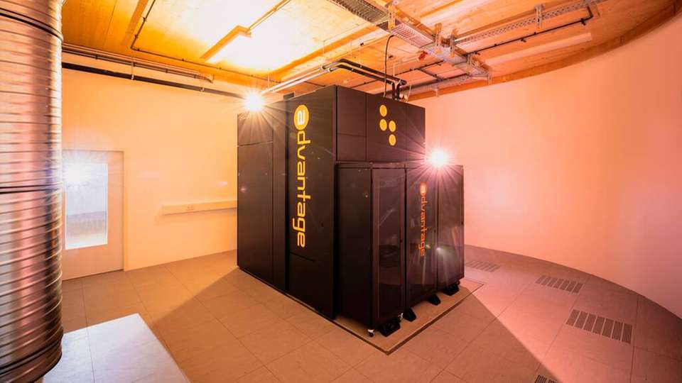 Der D-Wave Quantenannealer an seinem neuen Standort im JUNIQ-Gebäude am Forschungszentrum Jülich