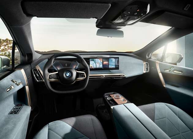 Das Head-Up-Display und die Fahrerkamera von Continental im gebogenen Display des BMW iX fördern Sicherheit im Straßenverkehr. 