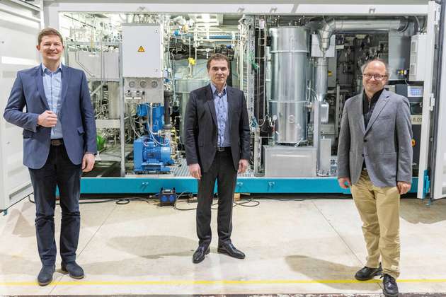 Uwe Wagner (Mitte), Vorstand Forschung und Entwicklung von Schaeffler, Dr. Daniel Teichmann (links), CEO und Gründer von Hydrogenious, Prof. Dr. Peter Wasserscheid (rechts), Direktor am Helmholtz-Institut Erlangen-Nürnberg für Erneuerbare Energien, besiegeln die Partnerschaft bei Hydrogenious.