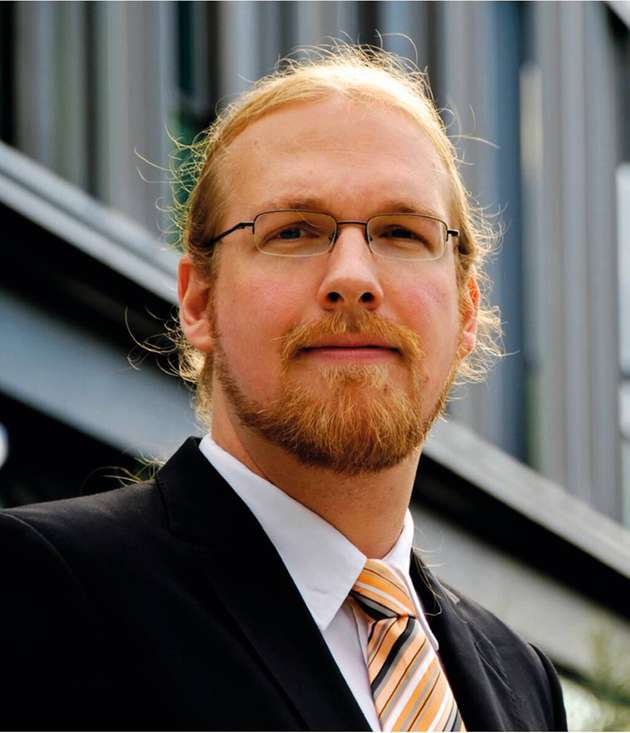 Dr. Andreas Graf Gatterburg, Principal Technology Consultant, Hilscher: Den Trend hin zu rechenstarken Edge-Installationen haben wir früh erkannt. Allerdings gibt es auch heute noch Anwendungsfälle, die vor allem eine Ausleitung von Daten in IT-Systeme benötigen. Für den Anwender bedeutet das, dass seine Edge-Strategie flexibel sein sollte. Die feste Bündelung von Hard- und Software zu einem Edge-Paket hat sich aus unserer Sicht nicht bewährt. Gefragt sind stattdessen skalierbare Plattformen, besonders mit offenen, standardisierten Schnittstellen, die ein Vendor Lock-in verhindern. Gute Lösungen erlauben ein flexibles Management der verwendeten Softwarekomponenten sowie Edge-Clustering. Dadurch kann der Anwender mit nur einer Edge-Architektur verschiedene, aber auch zukünftige Anwendungsfälle abdecken.