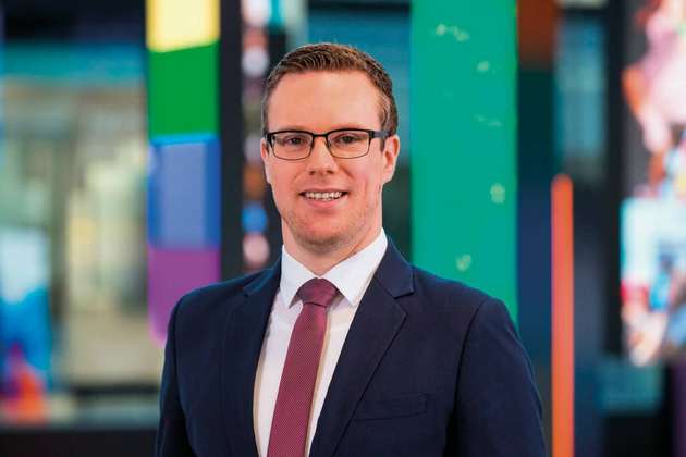 Patrick Schidler, Sales Director Azure Cloud-Plattform im Mittelstand, Microsoft: Wir nehmen keine Kehrtwende wahr, sondern eine Zunahme neuer Anwendungsfälle bei der Digitalisierung von Wertschöpfungsketten: Bestimmte Anwendungen, die sich aus technischen oder organisatorischen Gründen nicht in die Public Cloud migrieren lassen, bleiben auf den Servern der Unternehmen und werden durch Edge-Anwendungen um Cloud-Funktionen erweitert. Dafür sind auch nicht zwangsläufig neue Geräte nötig, denn auch vorhandene Hardware kann eingesetzt werden, um die Public Cloud um Edge-Komponenten zu erweitern. Unser Kunde Uniper schützt so beispielsweise ortsunabhängig seine Unternehmensdaten - auch ohne neue Edge Geräte und über multiple Clouds hinweg.
Bei der Neuanschaffung von Hardware sind die Entscheidungen dann ziemlich einfach: Der Anwendungsfall entscheidet, was zum Einsatz kommt. Von Hochleistungsservern mit GPUs für aufwändige KI-Modelle über mobile Akku-betriebene Geräte und Drohnen in verstärkten Gehäusen bis zu integrierten Mikroprozessorsystem: Die Anforderungen müssen bekannt sein. Unser Kunde Volkswagen Financial Services nutzt beispielsweise generische Hardware für die Beschleunigung von Entwicklungsprozessen und die Lufthansa lässt KI-Modelle auf Kameras laufen, um Flugverspätungen zu verhindern. Bei manchen Geräten lassen sich später noch leicht Erweiterungen vornehmen, doch bei hochgradig integrierter Hardware kann beispielsweise die Erweiterung um 5G-Module oder drahtgebundene Netzwerkkomponenten schwieriger sein.
Die entscheidendsten Faktoren sind dabei Integration und Sicherheit: Nur wenn sich die Edge-Geräte nahtlos in die Cloud-Management- und Entwicklungs-Prozesse sowie die die bestehende Infrastruktur integrieren lassen, können damit die Sicherheit erhöht und der Verwaltungsaufwand reduziert werden. Bei der Geräteauswahl ist also wichtig, dass der gewünschte Cloud/Edge-Stack auch darauf läuft. Unser Kunde Bertrandt nutzt beispielsweise den Cloud/Edge-Stack von Microsoft für seine durchgängige Technologieplattform „HARRI“ für autonomes Fahren.