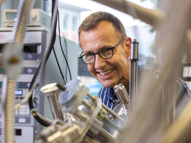 Roman Fasel, Leiter des Empa-Labors, steht in seinem Labor vor einem Rastertunnelmikroskop.