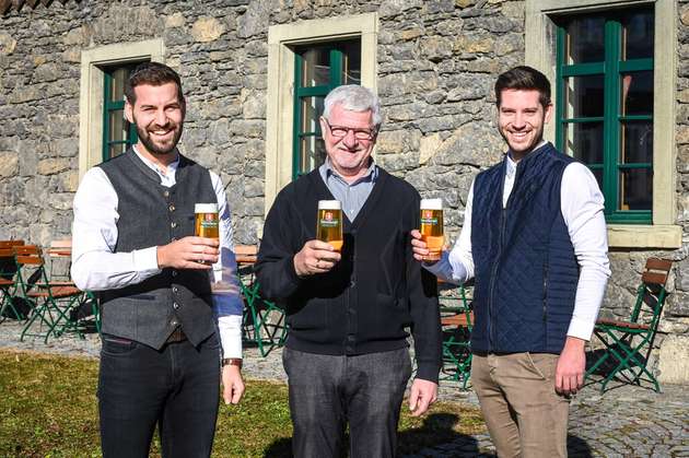 Prost auf das regionale Bier (von links): Simon Tschann, Bürgermeister der Stadt Bludenz, begrüßt mit Braumeister Josef Wasner dessen Nachfolger Felix Schiffner.