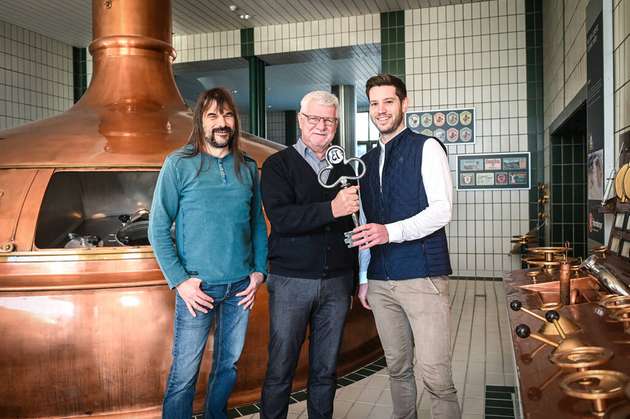 Schlüsselübergabe (von links): Geschäftsführer Wolfgang Sila freut sich, dass Braumeister Josef Wasner seinen Nachfolger Felix Schiffner noch gut in die Brauereiabläufe einweisen kann.