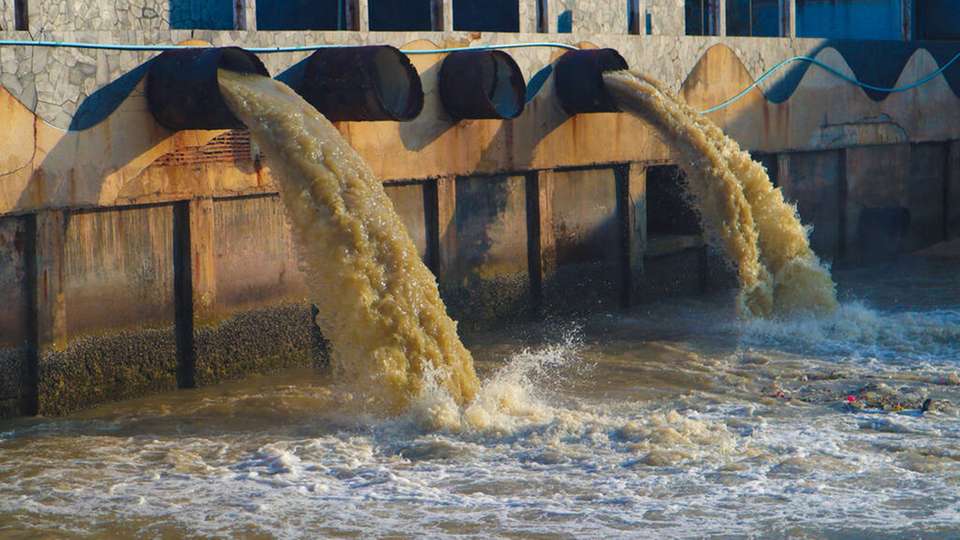 In Klärwerken fallen jährlich tausende Tonnen Klärschlamm durch verschiedene Reinigungsvorgänge des Abwassers an. Dieser muss kostenpflichtig entsorgt werden.