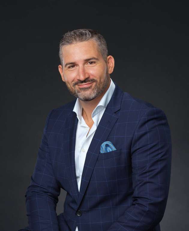 Vincent Barro, Vice President Secure Power DACH, Schneider Electric: Service ist ein oft unterschätzter Aspekt beim Thema Edge. IT und Shopfloor werden in den nächsten Jahren zunehmend miteinander verschmelzen. Dadurch werden fertigungsnahe IT-Systeme zu einem entscheidenden Faktor innerhalb der Produktion. Edge-Datacenter sollten Fertigungsanlagen deshalb beim Thema Service in nichts nachstehen. Sinnvoll sind beispielsweise Wartungsmodelle, die IT-Monitoring, Asset Management und Vor-Ort-Service miteinander verbinden. Bei unserem Monitoring & Dispatch Service ist die Dienstleistungstiefe vom Anlagenbetreiber je nach Standort sogar frei wählbar und reicht von der Überwachung über telefonische Alarmierung bis hin zu komplettem Vor-Ort-Service durch geschultes Fachpersonal von Schneider Electric. 