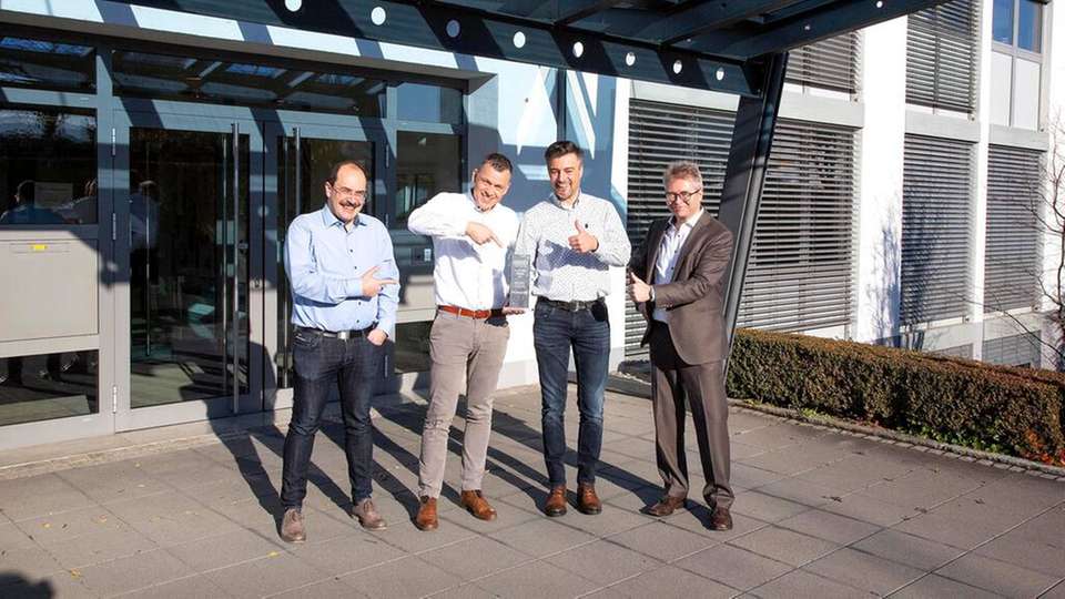 Freude über 10 Jahre erfolgreicher Zusammenarbeit (von rechts): Markus Henninger, Vice President Product Line Circular Connectors, Hummel; Franky Vanlerberghe, Gründer und Geschäftsführer von A&C Solutions, Jan Van Dijck, Sales Manager A&C Solutions, Bernd Lais, Technical Customer Support, Hummel.