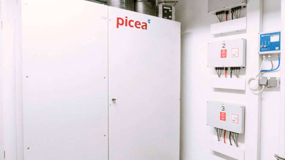 Der Stromspeicher Picea sorgt mit der Kombination seiner Solaranlage und Wärmepumpe für eine ganzjährige Stromversorgung.