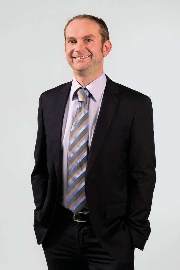 Peter Müller, Vice President Product Center Modules, Kontron: Edge Computer sollten auf skalierbaren, standardisierten Formfaktoren wie zum Beispiel COM Express, SMARC, OSM oder 2.5/3.5“/mITX basieren, damit sie bezüglich Performance, Energieverbrauch und Konnektivität langfristig angepasst werden können. Neben der flexiblen Anzahl der Cores sind zur CPU-Entlastung für KI-gestützte Inferencing-Aufgaben mit hohen Workloads und geringer Latenzzeit zunehmend Grafik-Prozessoren (GPUs) und KI-Beschleuniger-Chips zum Beispiel von Hailo oder Google von Bedeutung. Für deterministische Netzwerke bieten viele Chips bereits integrierte Time Sensitive Networking (TSN)-Funktionalität an; Optionen für den zukünftigen Mobilfunkstandard 5G sollten im System möglich sein. Der neue Standard COM-HPC ist ideal für High-End Edge Clients und Server.