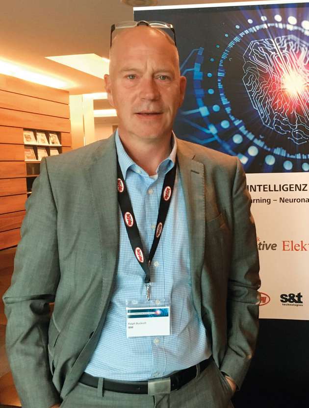 Ralf Bucksch, Technical Executive AI Applications Europe, IBM: Edge Computing und Cloud Computing sind ohne Zweifel eng miteinander verbunden. IBM hat schon zu Beginn des Cloud-Hypes auf einen balancierten Ansatz gesetzt und das Lösungsangebot mit Hybrid- und Multi-Cloud-Lösungen und Produkten wie dem IBM Edge Application Manager konsequent darauf ausgerichtet, echtzeitkritische Daten lokal, also in der Edge verarbeiten zu können. Anwender sollten einen hybriden Ansatz aus Multi-Cloud und lokalen Edge-Clouds verfolgen, die auf offenen, aber sicheren Architekturen basieren und die dynamische Verlagerung von Daten und Anwendungen im erforderlichen Dreiklang aus Datensicherheit, Datensouveränität und Datenhoheit unterstützen. Das Zusammenspiel sollte möglichst nahtlos sein, um den Integrationsaufwand gering zu halten. Um einen Anbieter-Lock-in zu vermeiden, sollten Edge-Computing-Lösungen auf Open Source basieren.