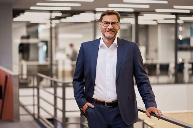 Thomas Maag, Leiter Produktmanagement, Business Unit Automation & Electrification Solutions, Bosch Rexroth: Bei Edge Devices sind Flexibilität und Modularität der eingesetzten Software entscheidend, da die moderne Fabrikanpassungs- und wandlungsfähig sein muss. Ein weiterer wichtiger Punkt ist die Datensicherheit. Die Edge ist bekannt für ihren Vorteil der Datensouveränität beziehungsweise -hoheit, da sensible Kunden- und Fertigungsdaten das Unternehmen nicht in entfernte Clouds verlassen müssen. Das bedeutet aber nicht, dass automatisch Datensicherheit gegeben ist. Essenziell ist daher eine Benutzerverwaltung und Rechtevergabe über alle Ebenen. Zwecks Zusammenarbeit mit Drittsystemen und der Service-Fähigkeit der Edge-Geräte sollten Anwender auf Konnektivität und APIs achten. Eine zentrale Verwaltung gewährleistet somit den wirtschaftlichen Betrieb.