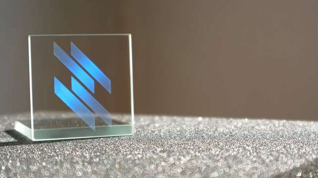Laserfunktionalisiertes Glas mit dekorativem Fusion Bionic-Logo nach Vorbild des Morpho Schmetterlings