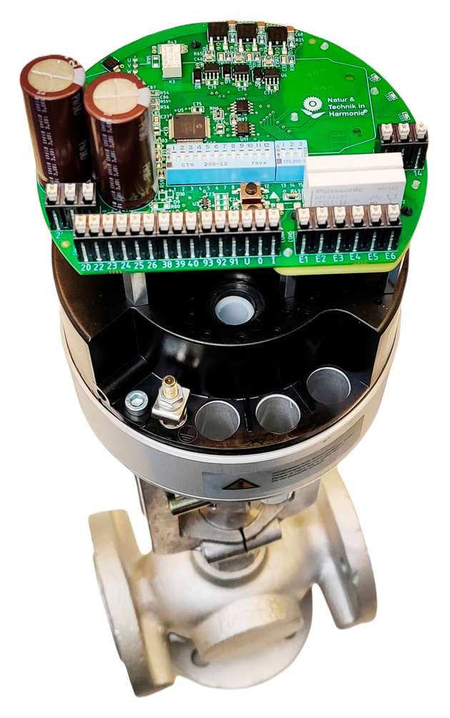 Der ausfallsichere elektrische Stellantrieb baelz 373-E07-OSX kann sowohl auf Regelventilen als auch auf Strahlpumpen in Heizungs- und Prozesstechnik eingesetzt werden.