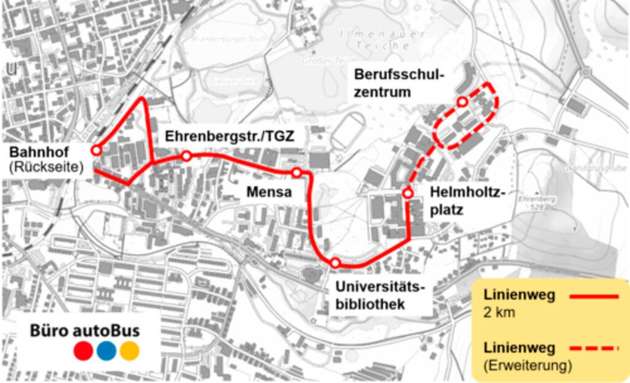 Start der Busstrecke ist am Ilmenauer Bahnhof jenseits der Bahngleise im Neuhäuser Weg. An der Nelson-Mandela-Brücke biegt sie in die neue Schöffenhausstraße ab und führt durch die Ehrenbergstraße, wo in Höhe des Technologie- und Gründerzentrums die erste Haltestelle eingerichtet wird. Die Strecke führt weiter vorbei am Ernst-Abbe-Zentrum und Studierendenwohnheimen, vor der Mensa Ehrenberg wird als zweiter Halt die jetzige Bushaltestelle genutzt. Nach einem weiteren Zwischenstopp an der Universitätsbibliothek wird die Endhalte-stelle in der Nähe des Audimax am Helmholtzplatz erreicht. Auf dem Rückweg führt die Strecke von der Ehrenbergstraße ein kurzes Stück über die Langewiesener Straße zurück in den Neuhäuser Weg, um Wendemanöver zu vermeiden. Eine mögliche Erweiterung der Strecke führt vom Helmholtzplatz über die Straße Am Ehrenberg rund um den Leonardo Da Vinci-Bau und das Berufsschulzentrum.