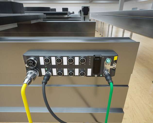 Pro RFID-Kanal lassen sich bis zu 32 busfähige Schreib-Lese-Köpfe anbinden, bei vier Kanälen also maximal 128 Stück pro Interface.