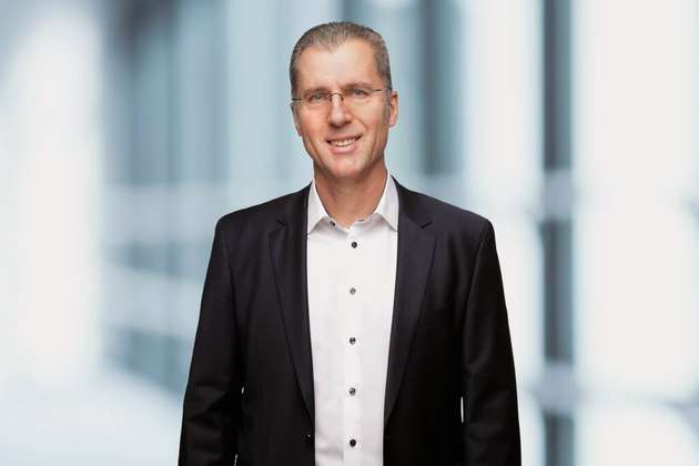 Plamen Kiradjiev, Director of Solution Architects, German Edge Cloud: Die Lösung der spezifischen Digitalisierungs-Anforderung vor Ort sollte im Vordergrund stehen. In Fertigungs-Umgebungen heißt das: Die Cloud von der Edge her denken und eine Factory Edge Appliance als hybride Plattform einsetzen, die ganz auf die spezifischen Fertigungs-Anforderungen abgestimmt ist, mit normierten Datenmodellen, microservices-basierten Schnittstellen und passenden Werkzeugen. Das sichert schnellen Fortschritt, auch indem Bedenken hinsichtlich Datensouveränität ausgeräumt werden. Zudem sinken die Cloud-Kosten durch weniger Massendaten-Verkehr. Edge DCs müssen ihr Innenleben auch physisch in rauesten Industrieumgebungen schützen – vor Zugriff und Belastungen wie Staub, Rauch, Feuer, Wasser oder Temperaturschwankungen.