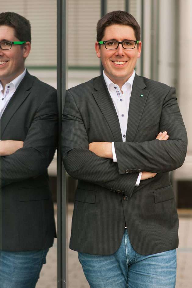 Dr. Jörg Nagel, Managing Director, Neoception: Waren IIoT-Anwendungen vor einigen Jahren noch stark von Experimenten und Machbarkeitsanalysen geprägt, finden die Technologien zunehmend Einzug in produktive Umgebungen. Mit zunehmender Verbreitung steigen die Anforderungen in die Sicherheit der Datenübertragung. Edge-Gateways stellen dabei die Basis für das Vertrauen in die erzeugten Daten dar. Sollen beispielsweise Daten für spätere Audits vertrauenswürdig in Blockchains übertragen werden, muss der Ursprung der Daten nachgewiesen werden können. Dies wird durch starke Security-Mechanismen in der Gateway-Hardware ermöglicht. Beispiel für eine Anwendung könnte ein Audit Log in Safety-Anwendungen sein, um im Versicherungsfall nachvollziehen zu können, was zum Schadensereignis führte.