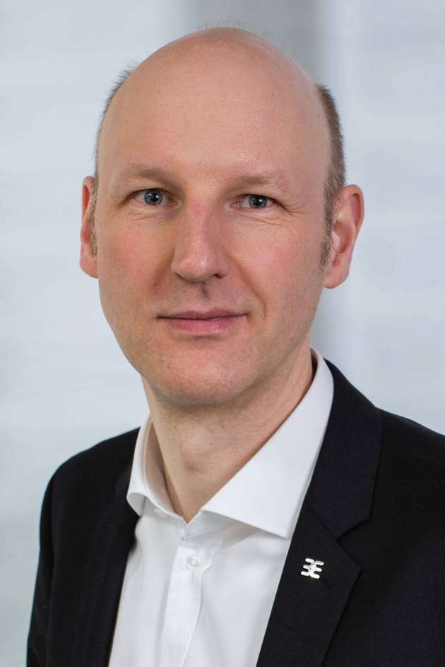 Martin Flöer, Strategic Program Manager, Weidmüller: Auch wenn einzelne Funktionalitäten statt in der Cloud direkt in der Edge ablaufen, bedeutet das ja nicht, dass die Edge-Geräte für sich allein stehen. Um ihr volles Potential zu entfalten, sind sie trotzdem auf Informationen aus der Cloud angewiesen, die Verbindung zum Internet und die Kommunikation mit der Cloud sind zwingend. Die Anwender müssen daher ein Stück weit umdenken, „never change a running system“ funktioniert an der Stelle nicht mehr. Es braucht ein kontinuierliches Management für Cyber Security, beispielsweise mit Security-Updates und Firewalls. Automatisierungslösungen mit einfachem und sicherem Zugang zum Industrial IoT werden immer wichtiger, dafür arbeiten wir an neuen Lösungen.