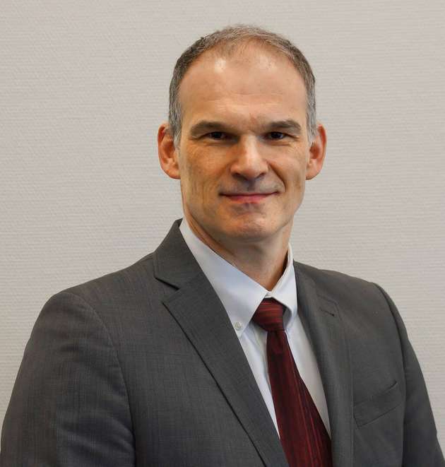 Helge Fiedler, Produktmanager, Heinkel Process Technology: Moderne Produktionsstätten mit ihren hochaktiven Wirkstoffen und Multipurposeanwendungen erfordern die Umsetzung eines Hygienic Designs gerade auch für die Apparate der Fest-Flüssig-Trennung. Dabei gilt es Toträume zu minimieren, die Oberflächengüte mikroskopisch sowie makroskopisch zu optimieren und die Anzahl von Kanten sowie Vorsprüngen so zu reduzieren, dass möglichst von jeder Position des Prozessgehäuses ein definierter Abfluss erfolgen kann. Des Weiteren sollten Instrumentenstutzen und Leitungsverbindungen mit aseptischen Anschlüssen versehen sein, damit auch eventuell vorhandene Mikroorganismen validiert durch die Standard-Reinigungsfunktionen der Maschine entfernt werden können.