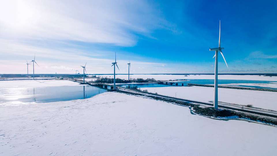 Wenn die Rotorblätter anfrieren, ist eine Abschaltung ganzer Windparks zu erwarten.