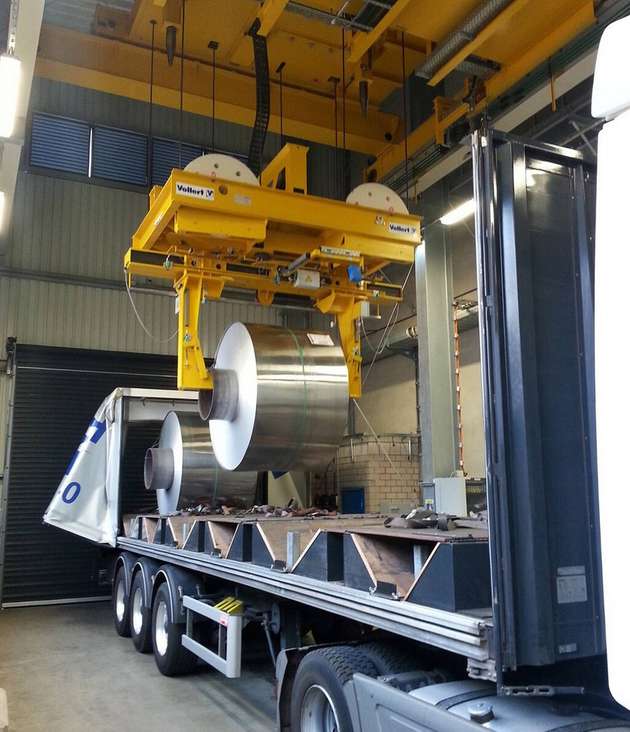 Automatisierte Lösungen zur Be- und Entladung von Transportpaletten und tonnenschweren Aluminium-Coils bei LKWs