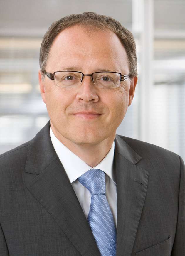 Bernd Schumacher, Technical Industry Manager Food & Beverage, Krohne: Bei der Konstruktion und dem Design von Produkten für einen Einsatz in Produktionsprozessen unter Hygieneanforderungen ist es elementar, dass sich diese als rückstandsfrei zu reinigen erweisen. Als etablierter Hersteller von Hygienic-Design-Messtechnik ist es unser Bestreben, den Anwendern mit günstigen Preisen gerne einen zusätzlichen Anreiz schaffen, ihre Produktionsanlagen komplett mit hygienischer Sensorik auszustatten. Ein vollzogener Nachweis der Abreinigbarkeit bei der Produkteinführung (autorisiert, die Einhaltung spezifischer Toleranzen einzuhalten) sollte für ausreichendes Vertrauen bei Nutzern und Konsumenten sorgen. Die Aufwände für eine fortlaufende, hygienische Zertifizierung haben sich aus unserer Sicht zuletzt jedoch in die falsche Richtung entwickelt. Es werden nun periodische Re-Zertifizierungen der Designs verlangt – auch wenn keine konstruktiven Änderungen vorgenommen wurden. Produkte, die sich als rückstandsfrei zu reinigen erwiesen haben und nicht verändert werden, sollten keiner kostenaufwändigen, periodischen Überprüfung unterliegen! Wenn diese vermeidbaren Kosten wegfallen, fällt damit das Umdenken etwas leichter. Zudem führt es dazu, das weitere hygienische Messtechnik zertifiziert und angeboten wird. Sensorik mit erweiterten Diagnosemöglichkeiten bietet im Rahmen der voranschreitenden Digitalisierung eine höhere Prozesssicherheit und leistet damit auch einen Beitrag zur Lebensmittelsicherheit.