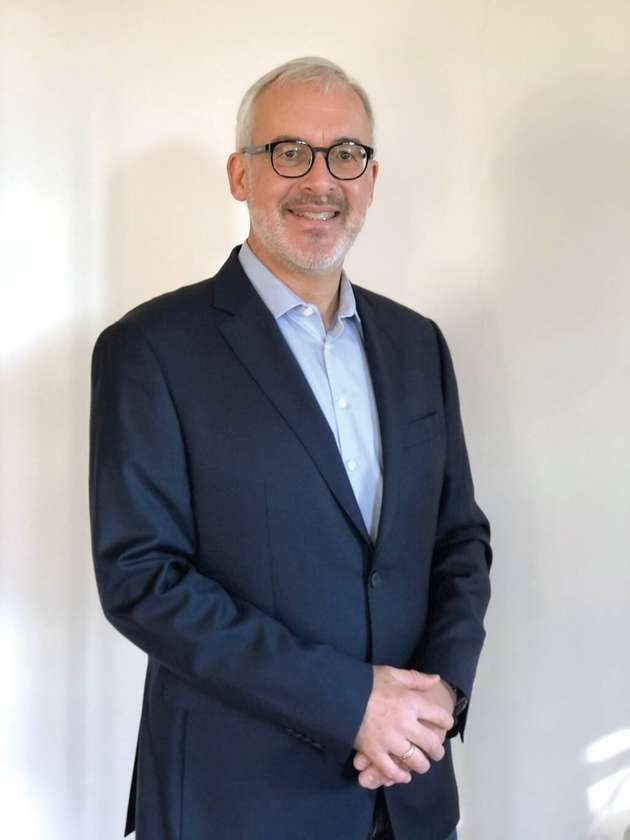 Christophe Bianchi, EMEA Sales Director High Tech & Semiconductor, Ansys: Es gibt extrem viele Entwicklungen, die den Markt 2022 und darüber hinaus prägen werden. Dazu zählen der verstärkte Einsatz von KI und ML in der Entwicklung von Elektroniksystemen sowie die rasche Implementierung von 5G in Unternehmen. So wird etwa der Einsatz von Sensoren beschleunigt, die zu einer agileren Produktion und vollständig autonomen Lagerhäusern beitragen. Zudem wird es spannend im Chipsektor. Automobilhersteller werden IC-Designs verstärkt nutzen, um beim Wandel hin zu softwaredefinierten Elektroautos agil zu bleiben und neue Potenziale für datenzentrierte Geschäftsmodelle freizusetzen. Damit verlagert sich das Elektronikdesign noch stärker von den Zulieferern auf die Hersteller, was wiederum die gesamte Lieferkette beeinflussen wird.
