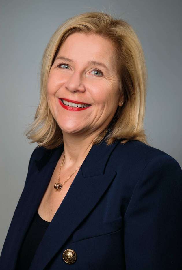 Margit Tischler, Vice President Engineering, Arrow EMEA Components: Auch vor dem Hintergrund der Pandemie entwickeln sich Mensch-Maschine-Schnittstellen von „Touch“ zu „Touchless“, mittels Sprachaktivierung sowie Gesten- und Gesichtserkennung. Im Bereich der Energieverteilung, -umwandlung und -speicherung geht die Entwicklung in Richtung höherer Wirkungsgrad. Während die Bedeutung von Elektrizität als Energiequelle zunimmt, können mit SiC und GaN eine höhere Effizienz erreicht werden. Mit dem zunehmenden Einsatz von Robotik und autonomen Maschinen spielen die Zertifizierung von funktionaler Sicherheit und damit einhergehend Chips mit bestimmten Merkmalen, Redundanz und Software eine wichtige Rolle. Auch der Bedarf an verbesserten Kommunikationsprotokollen wird hinsichtlich der sicheren Vernetzung von immer mehr Geräten zunehmen.