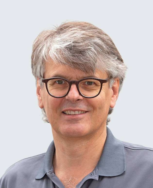 Christian Eder, Director Marketing, Congatec: 2022 wird für das Embedded Computing ganz klar das Jahr der Embedded Edge-Server-Technologien. Mit Server-on-Modules auf Basis des PICMG-Standards COM-HPC und den auf ihnen verfügbar gewordenen neuen Intel-Xeon-D-Prozessoren steht Entwicklern eine bislang unerreichbare Performance-Klasse für raues Umfeld zur Verfügung. Möglich werden echtzeitvernetzte Edge-Server und Edge-Datacenter, die man nicht mehr klimatisieren muss. Man kann sie beispielsweise Outdoor in private und öffentliche G5-Zellen integrieren, sodass taktiles Internet und ganzheitlich vernetzte IIoT- und Industrie 4.0 Applikationen entstehen können. Der kollaborative Roboter oder das autonome Logistikfahrzeug werden dann ein 5G-Client, genauso wie vernetzte Maschinen und Anlagen. Es wird sehr interessant sein, welche weiteren Applikationen wir noch für COM-HPC Server Module finden werden!