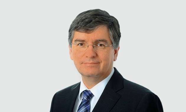 Lutz Jänicke, Corporate Product & Solution Security Officer, Phoenix Contact: In der Automatisierung kommt der Security eine immer größere Bedeutung zu. Wesentliche Elemente sind dabei die Echtheit und Unverfälschtheit von Embedded-Geräten. Dies wird durch technische Maßnahmen erreicht, die unter anderem in der IEC 62443 verlangt und in der Fertigung umgesetzt werden: Für sichere Bootprozesse und Firmware sind Vertrauensanker einzuprogrammieren, durch die sich digital signierte Software auf Echtheit prüfen lässt. Die Echtheit des Geräts kann mit elektronischen Zertifikaten nachgewiesen werden, deren Programmierung in das Gerät während des Produktionsprozesses erfolgt. Hierzu ist eine vertrauenswürdige Kette vom Schlüsselspeicher auf dem Gerät bis zur Infrastruktur für die Zertifikatsvergabe aufzubauen.