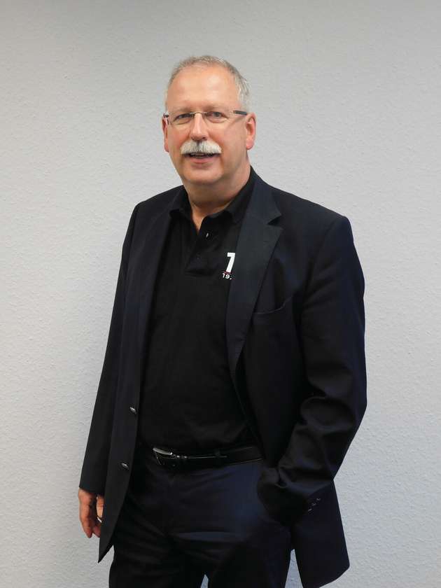 Detlef Fritsch, Geschäftsführer, Weco Contact: Aus meiner Sicht wird das Jahr besonders durch die erhöhten Anforderungen an intelligente, leistungsstarke und global nutzbare Lösungen geprägt – insbesondere auch in dem wachsenden Markt der erneuerbaren Energien etwa bei Wärmepumpen, Solarenergielösungen und der neu aufgestellten Automobilindustrie und elektrischen Antrieben. Dazu gehört insbesondere auch die optimale Adaption an alle Umgebungstemperaturen und beidseitige Platinenlösungen. Durch die „Floating Element“-Lösungen sind die Metallkomponenten innerhalb des Steckverbinderproduktes frei beweglich und kompensieren somit unterschiedliche Ausdehnungskoeffizienten von Platine und Steckverbindergehäuse bei gleichbleibender Robustheit zu einem THR-Produkt. Des weiteren bestimmt der reduzierte Rohstoffmarkt Produktlösungen, die mit geringstem Materialaufwand und höchster Produktlebensdauer gefertigt werden können und mindert so den Markt der „low cost Produkte“.