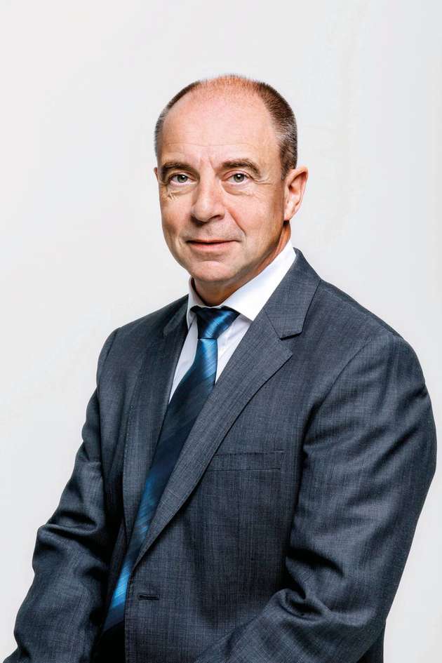 Alexander Gerfer, CTO, Würth Elektronik eiSos: In der Leistungselektronik geht der Trend zu Halbleitern aus Siliziumkarbid (SiC) und Galliumnitrid (GaN). Sie haben bei gleicher Nennspannung einen niedrigeren RDSON und eine höhere Effizienz als herkömmlichen Halbleiter, da sie keine Sperrverzugszeit und niedrigere parasitäre Kapazitäten aufweisen. Dies eröffnet Möglichkeiten für neue Schaltungstopologien, höhere Frequenzen und Leistungsdichten. Das Schaltverhalten der Halbleiter verlangt jedoch neuartige robuste Schaltungsdesigns. Wir sind an diesem spannenden Thema dran und bieten bereits passende Bauelemente wie einen speziellen Auxiliary Gate Drive Transformer oder spitzenstrombelastbare SMT-Multilayer-Ferrite zur Motorenentstörung.