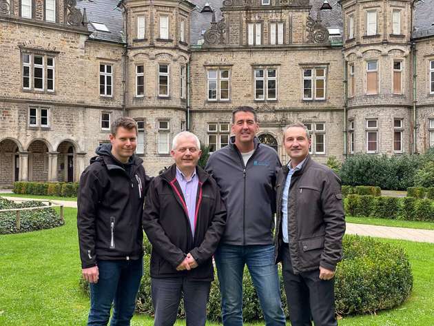 Freuen sich über die neue Partnerschaft: Marius Wüstefeld (SE, Director Sales & COO), Steve Attfield (SE, Director Business Development), Steve Shultis (Empower, Senior VP WW Sales and Marketing) und Diego Sala (Empower, EMEA Sales Director)