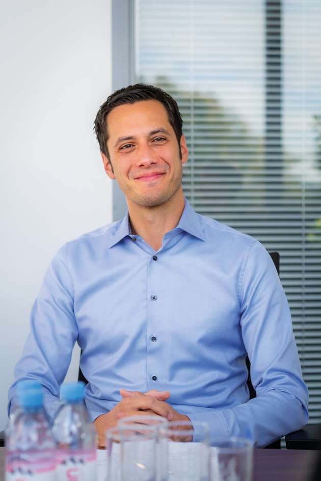 Stefan Bruder, President EMEA, Texas Instruments: Angesichts des weltweiten Trends zur Elektrifizierung von Kraftfahrzeugen geben Halbleiterbausteine den Automobilherstellern die Möglichkeit, die Leistungsfähigkeit zu optimieren, die Entwicklung zu beschleunigen und dafür zu sorgen, dass Elektrofahrzeuge erschwinglicher werden. Dabei helfen den Entwicklern Batteriemanagement-Systeme (BMS). Die Technik, die diesen fortschrittlichen BMS-Anwendungen zugrunde liegt, wie etwa drahtlose BMS-Lösungen inklusive hochpräziser Batteriemonitor-Bausteine, ermöglichen eine exakte Meldung des Ladezustands (State of Charge, SoC) und des Alterungszustands (State of Health, SoH) der Batterie, um die Fahrstrecke pro Ladung zu maximieren. Die entscheidenden Technologien, die es den Automobilherstellern erlauben, große Reichweiten zu erzielen, die Ladezeiten zu verkürzen und für einen sicheren Betrieb zu sorgen, werden auch über 2022 von großer Bedeutung sein.