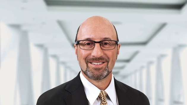 Ron Martino, Executive Vice President Edge Processing, NXP: Eine Technologie, die die kommenden Jahre prägen wird, ist das intelligente Edge-Computing im Zusammenspiel mit Machine Learning. Durch die lokale Verarbeitung von Daten am Netzwerkrand bleiben Daten geschützt. Außerdem ist eine nahtlose Interaktion mit den Nutzern möglich und die Abhängigkeit von einer teuren Netzwerkinfrastruktur wird verringert. Wir gehen davon aus, dass der Fortschritt beim maschinellen Lernen eine Weiterentwicklung der intelligenten Edge zur bewussten Edge vorantreiben wird. Geräte innerhalb eines eigenständigen Edge-Netzwerks sind dann in der Lage Kontextinformationen zu verarbeiten und Entscheidungen zu treffen. Das Ergebnis ist in Summe eine produktivere, sicherere und umweltfreundlichere Zukunft.