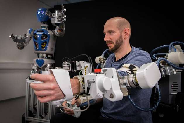 RH5 Manus lässt sich mit Hilfe eines am DFKI Robotics Innovation Center entwickelten und für die Teleoperation optimierten aktiven Exoskeletts fernsteuern.