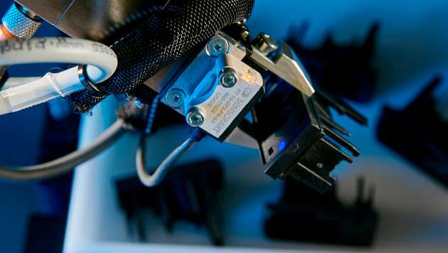 Sensopart stattet die Roboterköpfe mit einem winzigen FT 10 Subminiatur-Blaulichtsensor aus.