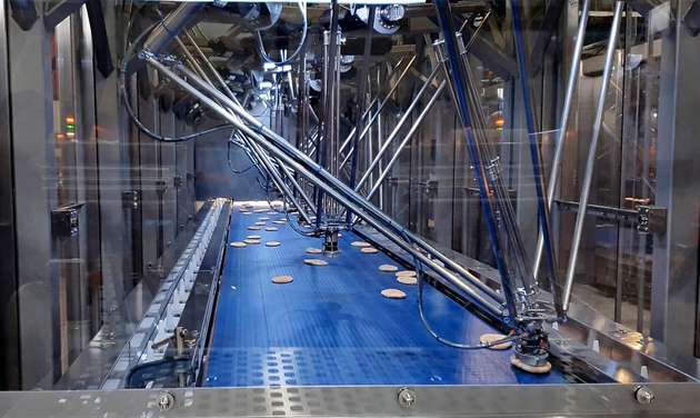 Den Robotern werden die Koordinaten der Produkte für den Verpackungsprozess vorgegeben, die vorher in der Bildverarbeitungszelle ermittelt wurden. 