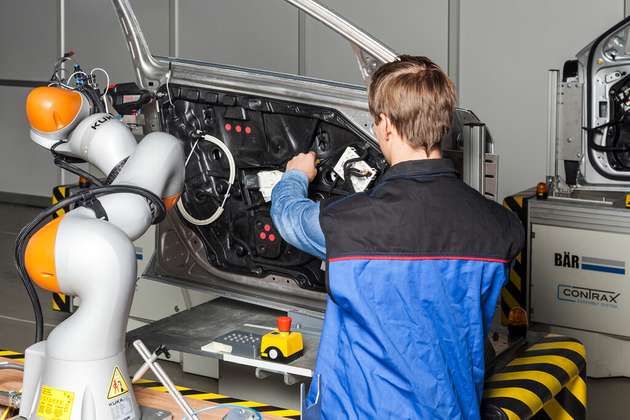 Typisches Einsatzszenario für die neu entwickelten Regelungsalgorithmen, in dem ein Roboter in direkter Nähe des Menschen zum Einsatz kommt. 