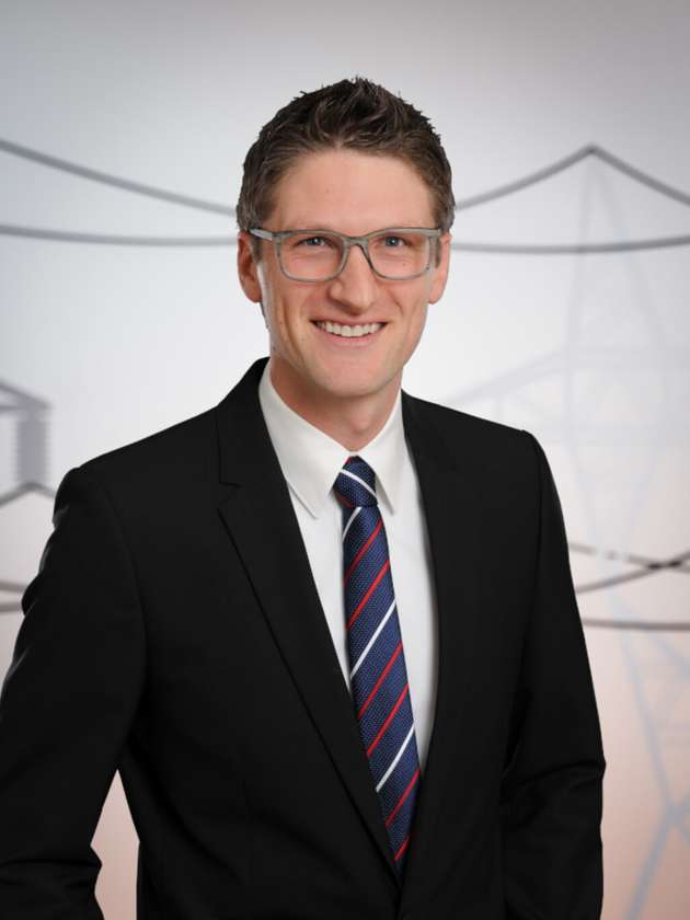 Gerald Jacob, Produktmanager im Bereich Kurzschluss- und Erdschlussortung bei A. Eberle: Sichere Energieversorgung – Digitale Ortsnetzstationen für die sichere Energieversorgung der Zukunft Der klassische Betrieb des Nieder- und Mittelspannungsnetzes wird durch die Energiewende an seine Grenzen geführt. Die weiter zunehmende Zahl an dezentralen Einspeisern wie Solar- und Windenergieanlagen gepaart mit einem Elektrifizierungsboom im Automobilbereich erhöht die Komplexität des Netzbetriebs um ein Vielfaches. Das Verteilnetz von morgen muss im Energieversorgungsbereich smarter, automatisierter und vernetzter werden, um die Herausforderungen der Energiewende meistern zu können. Volldigitale intelligente Ortsnetzstationen sind der Schlüssel dieses Ziel zu erreichen und auch in Zukunft flexibel auf neue Anforderungen reagieren zu können. Process Interface and Detection Units (PIDUs) sind hierbei zentraler Baustein intelligenter Ortsnetzstationen für die Aufgaben Messen, Fernsteuern und Kommunizieren. Verpassen Sie nicht den Vortrag am 18. März 2022 von 09:00 bis 09:30!