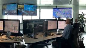 Künstliche Intelligenz macht die Schifffahrt sicherer Wie lassen sich autonome Schiffe in den konventionellen Schiffsverkehr integrieren? Und wie können Verkehrszentralen bei der Überwachung des künftig gemischten Schiffsverkehrs unterstützt werden? Diesen Fragen geht das BMBF-geförderte Projekt LEAS nach.