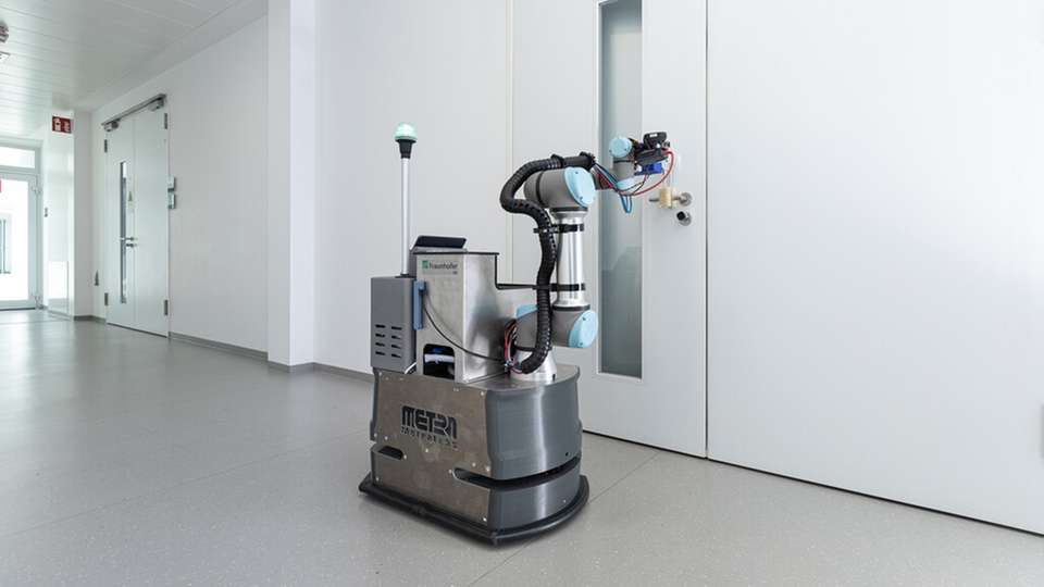 Die Arbeiten des Fraunhofer IPA zur Reinigung und Desinfektion von Oberfächen basieren auf dem Roboter „DeKonBot 2“ und entwickeln dessen Fähigkeiten weiter.