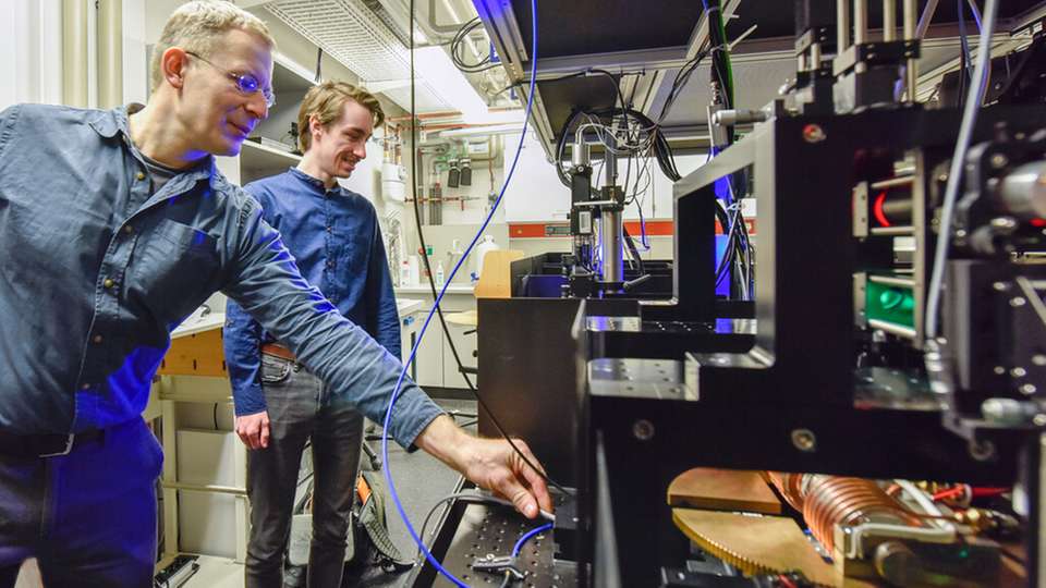 Georg Woltersdorf (links) und Chris Körner im Labor: Ihre neue Technologie kann dabei helfen zukünftige Technologie energieeffizienter zu machen.
