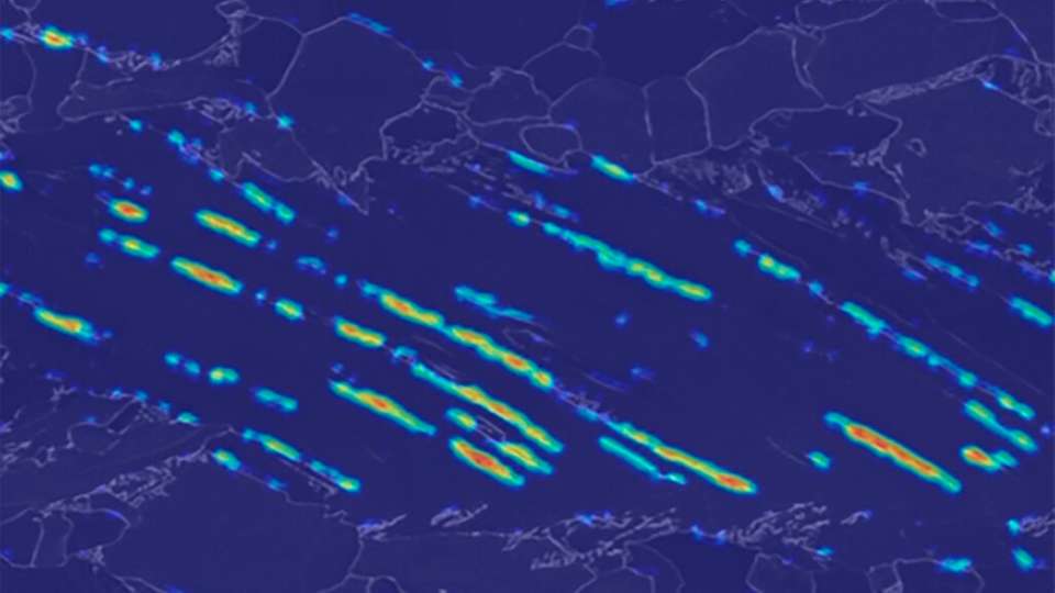 Kein Kometenregen im Nachtblau, sondern vom Modell als relevant befundene Bildregionen (rot) in der Bainitphase.