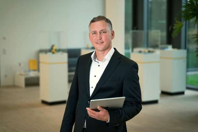 Aurel Buda, Leiter Produktmanagement Fabrikautomation Systeme, Turck: Durch Standardisierung und Modularisierung lässt sich die Time-to-Market signifikant reduzieren. Die Vorteile liegen auf der Hand: Anlagen werden orchestriert und nicht mehr programmiert. Im ersten Schritt beginnt die Modularisierung in Hardware. Turck bietet dazu Remote-I/O-Systeme mit Multiprotokoll Ethernet an. Unabhängig vom DCS kann so die Feldebene eines Moduls standardisiert werden. Module Type Package (MTP) ist die konsequente Weiterentwicklung. Auf Basis von OPC UA und AutomationML lassen sich smarte Units mit eigener Logik implementieren und in einen Process Orchestration Layer (POL) integrieren. In einem der ersten MTP-Projekte hat Turck bereits Steuerungstechnik und Remote-I/Os für die Laborautomation eines führenden Pharma-Herstellers geliefert.