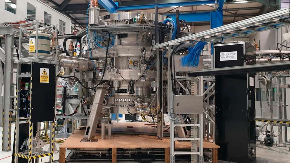 Tokamak Energy erreicht mit seinem kugelförmigen Tokamak eine Plasmatemperatur von 100 Millionen Grad Celsius – eine Weltneuheit für ein privtes Unternehmen. Nach diesem Erfolg ist die Kombination des kugelförmigen Tokamaks mit einem HTS Magneten der nächste Schritt. 