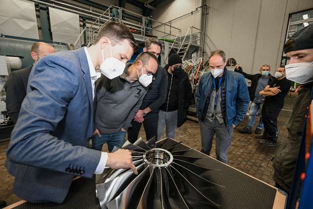  Nach 300 Stunden Bearbeitungszeit übergab das Fraunhofer-Team dem DLR die Blisk in Köln.