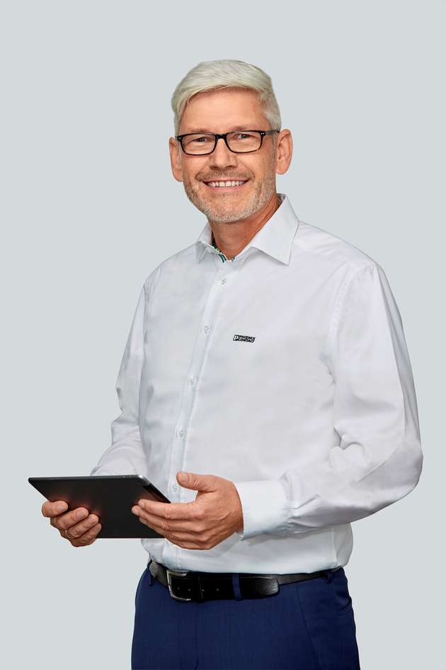 Wilfried Grote, Director Global Industry Management Chemicals and Pharmaceuticals, Phoenix Contact Electronics: Der Bedarf an Flexibilität, Agilität und kürzerer Zeit bis zur Betriebsbereitschaft sowie die Notwendigkeit, die Kapital- und Betriebskosten zu senken, haben die Prozessindustrie dazu veranlasst, an Ansätzen der modularen Produktion und Automatisierung zu arbeiten. Dabei bildet das sogenannte Module Type Package (MTP) ein zentrales Element. Dessen Standardisierung ist so weit fortgeschritten, dass die erforderlichen Tools verfügbar sind sowie erste Maschinen- und Anlagenbauer ihre Module mit MTPs anbieten. Durch die MTP-basierte Modularisierung werden Anlagen in intelligente, serviceorientierte Funktionseinheiten/Module zerlegt, was ihre Flexibilität erhöht und zudem das Time-to-Market deutlich verkürzt.

Insbesondere bei der Impfstoffherstellung oder der regenerativen Energieerzeugung werden bereits solche Funktionseinheiten (Containermodule) genutzt, um eine schnelle Anpassung der Fertigungskapazitäten zu ermöglichen. Hier ist die Standardisierung des MTP-Konzepts so weit vorangetrieben, dass die MTP-fähigen Module zu einer erheblich schnelleren Marktreife führen. Phoenix Contact sieht die modulare Automation und Digitalisierung daher als wesentlichen Befähiger für eine nachhaltigere, klimaschonendere industrielle Produktion.